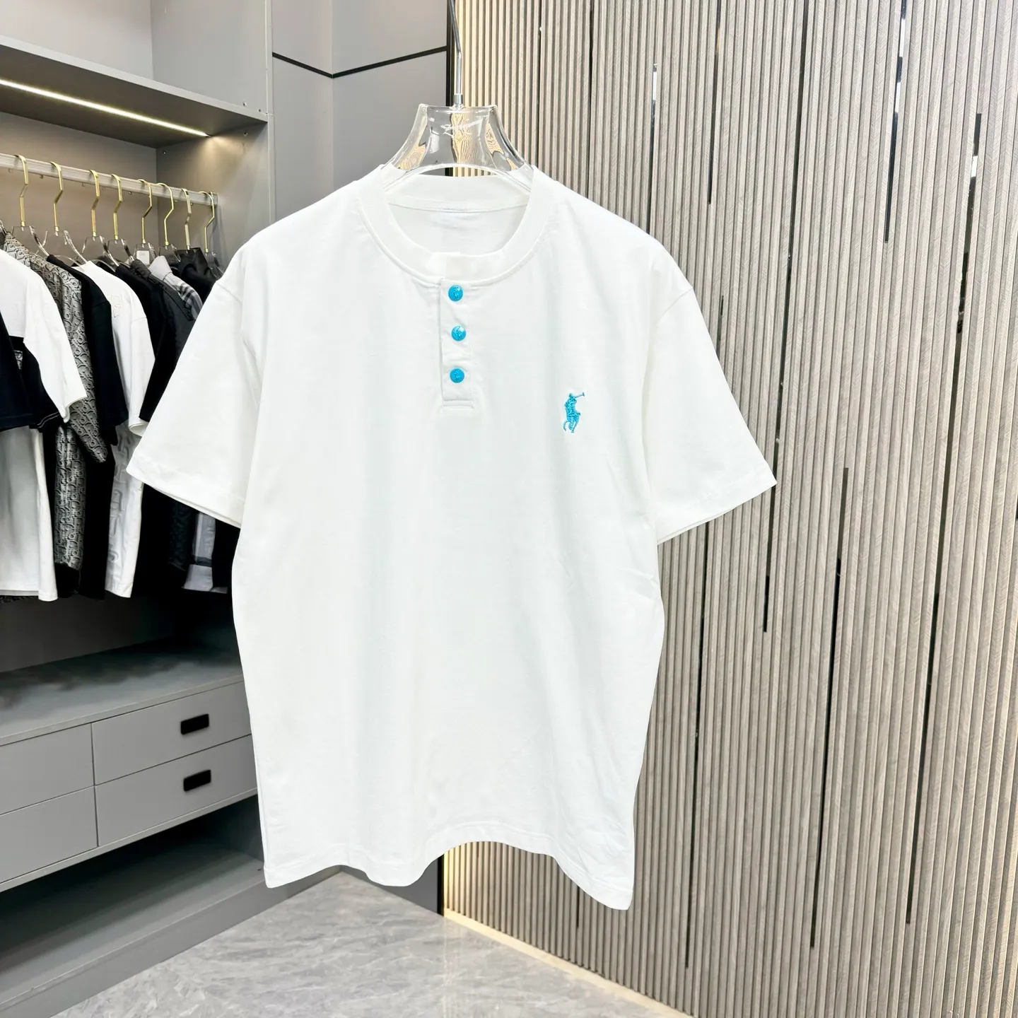 P190 POlO Ralph Lauren 25FW new spring and summer round neck T-shirt. It is made of heavy 320G double yarn combed cotton material. The upper body has a strong three-dimensional effect. It is embroidered with ten thousand needles embroidery patch ➕ ten thousand needles 🪡 embroidery process inkjet effect. ⚠️Washing method: The fabric is only dry-cleaned or wrapped in a laundry bag. Quick machine wash in cold water on the reverse side, let dry and then iron at medium temperature! Avoid vigorously wringing and machine washing from the front!  Size: S M L XL XXL Color: Black, White